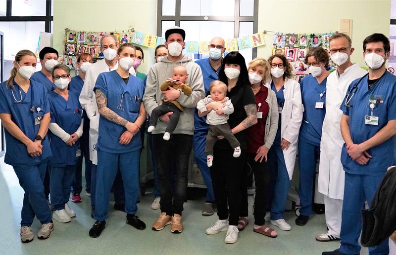 Das DHZB-Team verabschiedet Rudi (rechts auf dem Arm seiner Mutter) und seine Familie. Prof. Dr. Katharina Schmitt (4.v.r.) leitet die Kinderstation H4, Prof. Dr. med. Joachim Photiadis (2.v.r.) hat Rudi zusammen mit seinem Team das Spenderherz eingesetzt