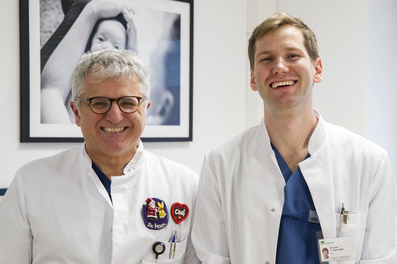 Der Leiter der EDUCATE-Studie Dr. med. Felix Oberhoffer (re.), Assistenzarzt, mit Prof. Dr. med. Nikolaus Haas, Klinikdirektor der Abteilung Kinderkardiologie und Pädiatrische Intensivmedizin am Klinikum der Ludwig-Maximilians-Universität (LMU) München. 