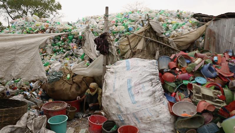 There are no state-institutionalized recycling plants in Bangladesh. People often collect waste from the garbage mountains and separate it by hand.