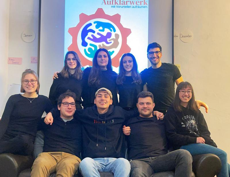 Das studentische Team von Aufklärwerk (hintere Reihe v. l.): Leonie Frei, Emilie Carabajal, Helena Henge, Giuseppe Masi; (vordere Reihe v. l.): Marike Kardoff, Tim Schützle, Felix Xiong, Johannes Kurz, Julia Butte