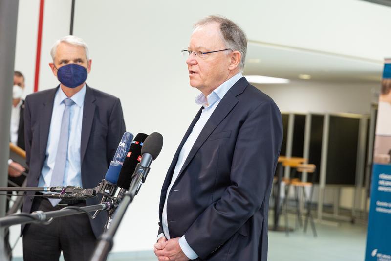 Niedersachsens Ministerpräsident Stephan Weil besucht das Helmholtz-Zentrum für Infektionsforschung (HZI) in Braunschweig