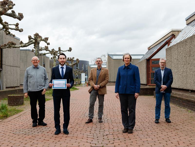 Preisverleihung am 04.02.2022 (v.l.): Prof. Dr. Hartmut Löwen (HHU), Dr. Federico Grasselli, Prof. Dr. Reinhard Hentschke (Vors. Preiskommission, BUW), Prof. Dr. Dagmar Bruß (HHU, Doktormutter), Prof. Dr. Martin Heil, Prodekan Math.-Nat.-Fakultät der HHU