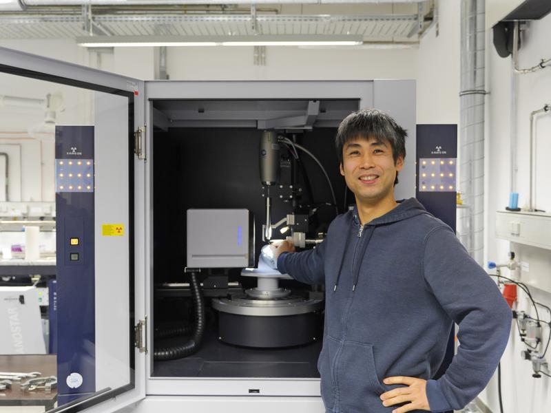Kristallograph Dr. Kazutaka Shoyama vor seinem Arbeitsgerät, einem Einkristalldiffraktometer.