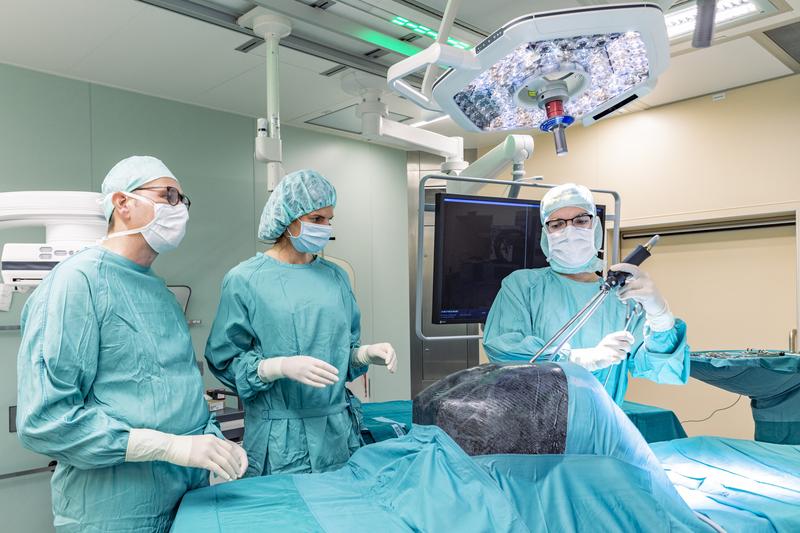 Prof. Dr. Thorsten Walles, Head of Thoracic Surgery Head at Magdeburg's University Hospital, study coordinator (study nurse) Esther Meyer and assistant physician Anton Popov, University Hospital for Cardiac and Thoracic Surgery (from left to right)