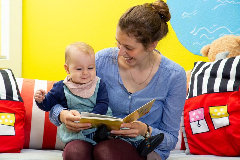 Kinder, denen häufiger vorgelesen wurde, lernten nach Angaben der Betreuungspersonen mehr Wörter als Gleichaltrige, denen weniger häufig vorgelesen wurde.