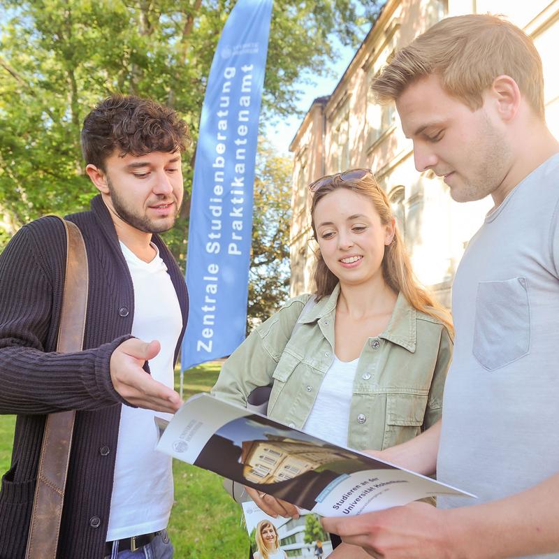 Ausgezeichnete Beratung: Schülerinnen und Schüler wählten auf der letztjährigen Stuzubi-Messe den Stand der Uni Hohenheim zum besten Messestand. Dafür erhält die Studienberatung nun den StuzubiStar. 