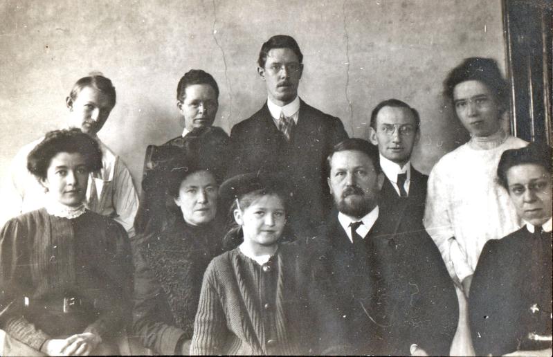 Die Boveri-Familie vorn in der Mitte, umringt von Institutsangehörigen, vermutlich 1908. Bemerkenswert ist der hohe Frauenanteil, bedingt durch Gastwissenschaftlerinnen aus den USA.