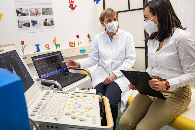 Professorin Dr. Dr. Anette Melk (links) im Gespräch mit Dr. Rizky Sugianto über einen Pulswellenbefund. Die Messung der Pulswellengeschwindigkeit erlaubt die Abschätzung der Gefäßversteifung.