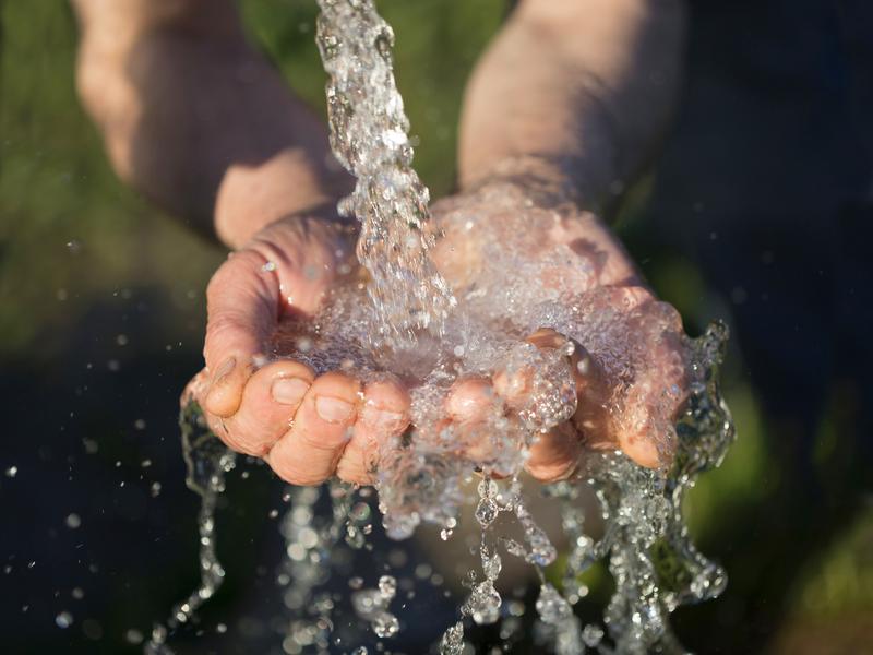 Ein interdisziplinärer Forschungsverbund der Universität Stuttgart, der Technischen Universität Freiberg und des Forschungszentrums Jülich forscht zum Thema „Zukünftige Wasserkonflikte in Deutschland“ – gefördert von der Daimler und Benz Stiftung.