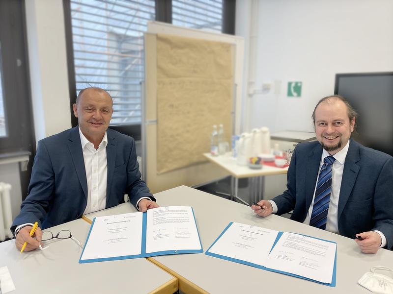 Rektor Prof. Dr. Sebastian Schröer-Werner, Evangelische Hochschule Berlin (im Foto rechts) mit Mario Lehwald, Vorsitzender der Geschäftsführung Agentur für Arbeit Berlin Süd, nach der Unterzeichnung am 8. Februar 2022