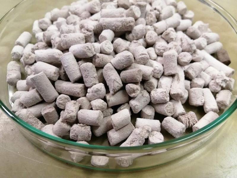 Die als Katalysator wirkenden Pellets aus Siliziumoxid. 