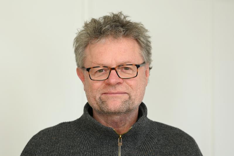 Prof. Dr. Bernhard Misof, Generaldirektor LIB, wirbt für den dicken-Pulli-Tag. 