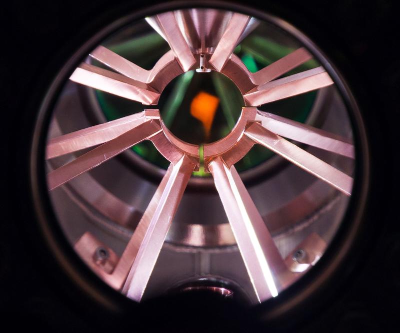 Ultracold atomic cloud of rubidium atoms used in this experiment: You can see the fluorescence that occurs during laser cooling. 