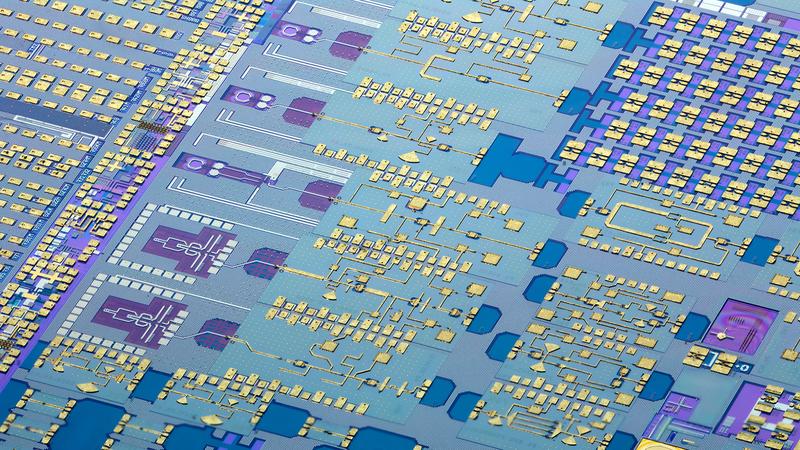 Wafer mit Indiumphosphid-Schaltungen (IC - integrated circuit) für Millimeterwellen-Receiver mit hoher Dynamik