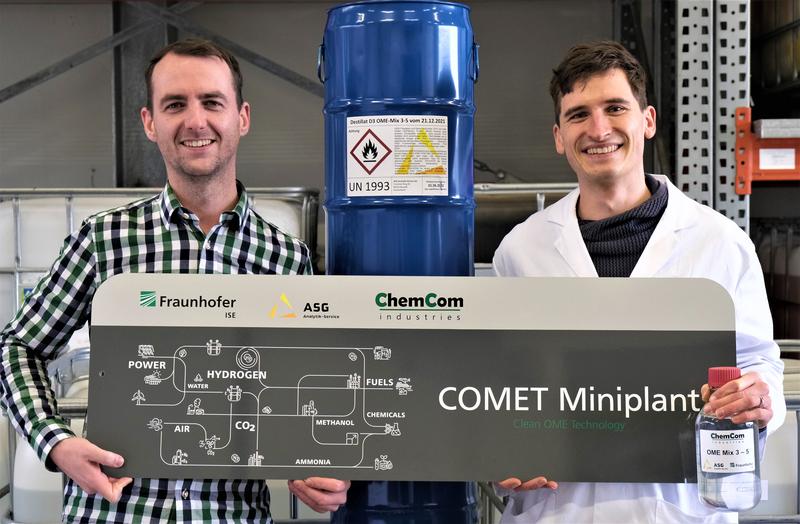 Christian Schwarz, ASG, (l.) und Franz Mantei, Fraunhofer ISE, vom Projektteam mit dem destillierten COMET OME3-5 Produkt.