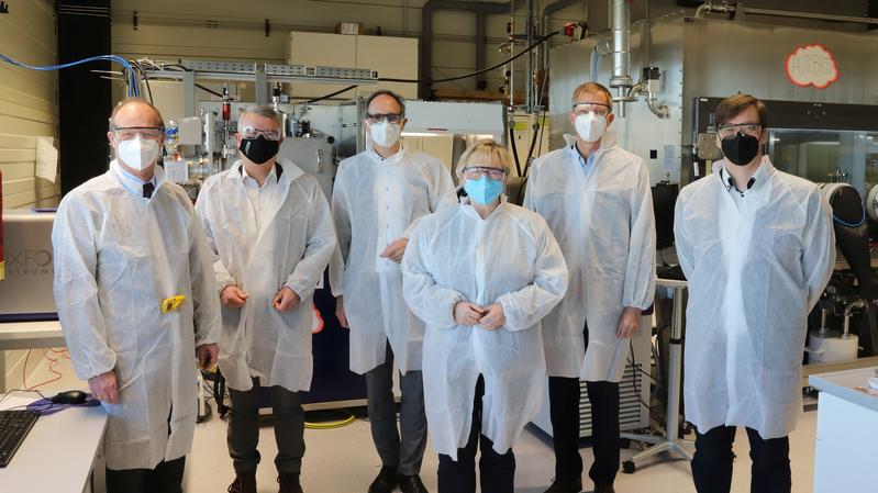 Prof. Michael Weber, Präsident der Universität Ulm, Prof. Maximilian Fichtner, Prof. Joachim Ankerhold, Vizepräsident der Universität Ulm, Ministerin Theresia Bauer, Prof. Oliver Kraft, Vizepräsident des KIT für Forschung,Tenure-Track-Prof. Helge Stein 