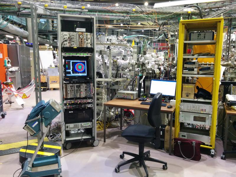 High-tech: COLTRIMS reaction microscope at electron storage ring BESSY II, Helmholtz-Zentrum Berlin für Materialien und Energie (HZB).