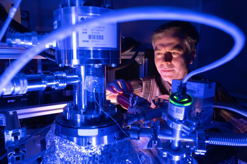 Dr. Serge Krasnokutski untersucht die Bildung von Biomolekülen bei niedriger Temperatur im Vakuum.