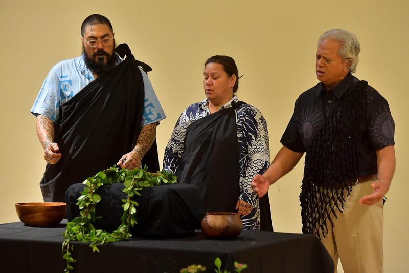 Delegierte des Office for Hawaiian Affairs eröffnen die Zeremonie zur Rückführung von iwi kūpuna an der Universität Jena (v.l.): Mana Kamohali’i Caceres, Kalehua Kamohali’i Caceres, Edward Halealoha Ayau. 