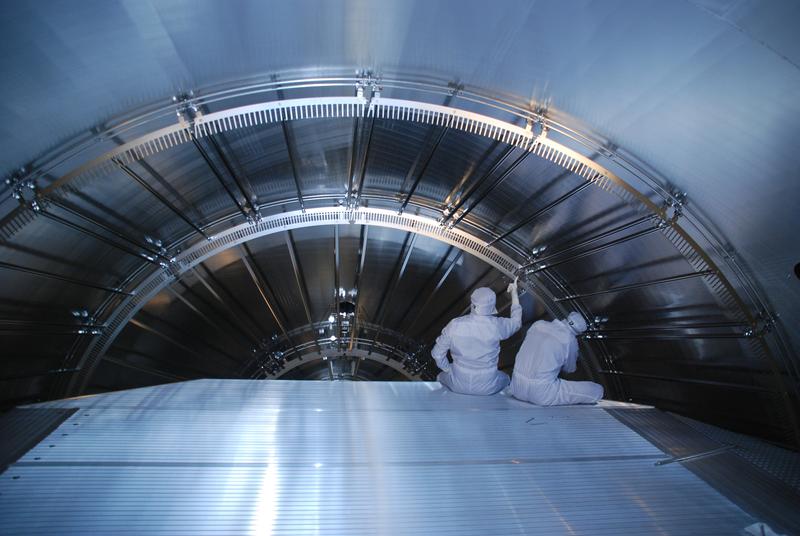 Mounting of electrodes in the main spectrometer of the KATRIN experiment ( 