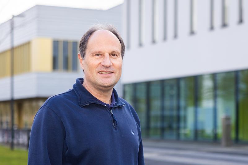 Der Physiker Prof. Dr. Thomas Huser von der Universität Bielefeld arbeitet in dem neuen Projekt daran, dass das Operationsmikroskop hochauflösende, räumliche Aufnahmen liefert und zum Beispiel bakterielle Biofilme farblich von Körpergewebe abhebt.