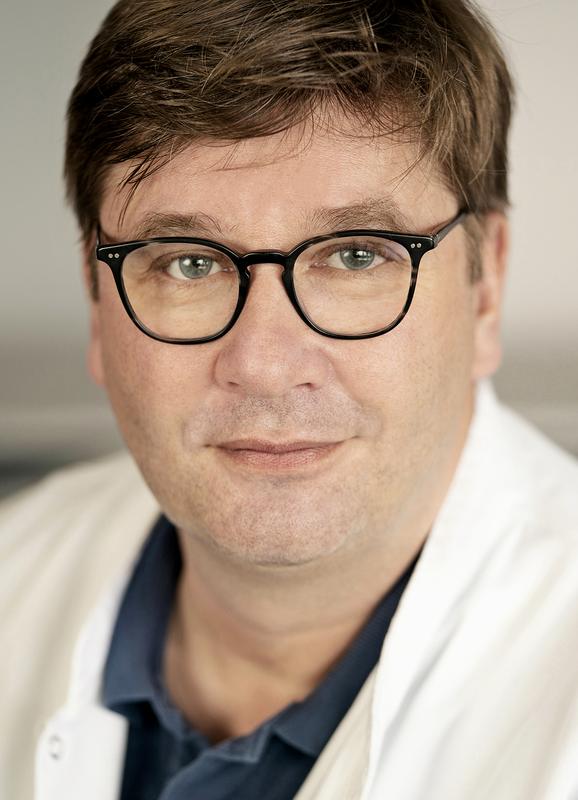Prof. Dr. med. Dr. Holger Sudhoff forscht am Universitätsklinikum OWL. Er wird das neue Operationsmikroskop am Klinikum Bielefeld einsetzen.