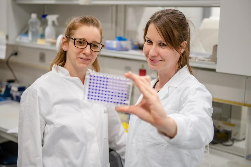 Kathrin Sutter (links) und Stephanie Pfänder im Labor 