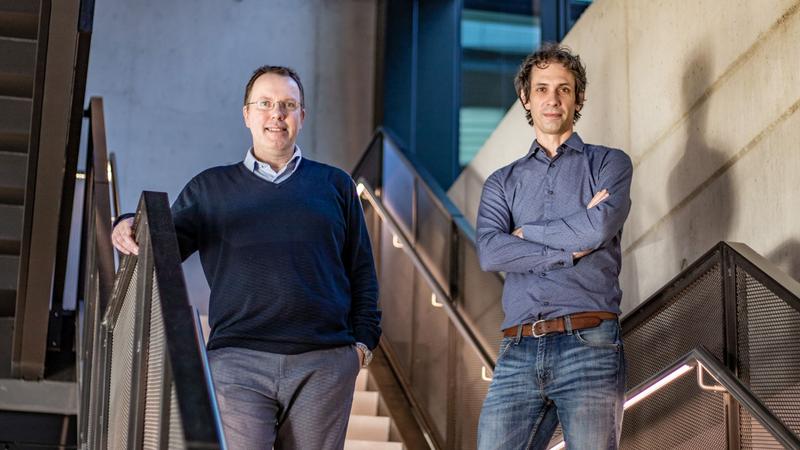 Prof. Otger Campàs, managing director of PoL, (right) and Prof. Helmut Schießel, deputy director of PoL