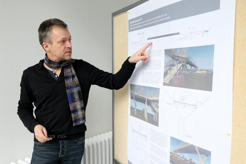 Fachrichtungsleiter Prof. Dr. Helmut Schmeitzner zeigt sich beeindruckt von den Entwürfen und der detaillierten Bauplanung seiner Studentinnen und Studenten für eine Geh- und Radwegbrücke über die Bundesstraße Alt-Friedrichsfelde. 