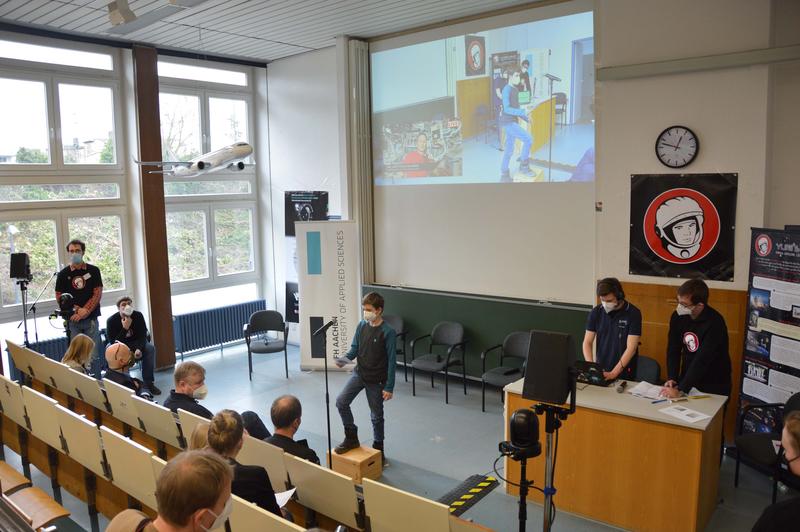 Eine einmalige Gelegenheit: Schülerinnen und Schüler können dem Astronauten Dr. Matthias Maurer ihre Fragen stellen
