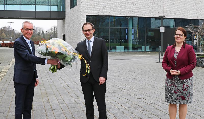 Gruppenbild v.l.: Hochschulratsvorsitzender Jörg Hegemann, neu gewählter Vizepräsident Forschung und Transfer Prof. Dr.-Ing. Klaus Pantke und HSHL-Präsidentin Prof. Dr.-Ing. Kira Kastell 