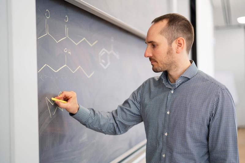 Pierre Stallforth schreibt eine chemische Formel an eine Tafel. Ihn faszinieren die oft komplexen, dreidimensionalen chemischen Strukturen von Antibiotika.
