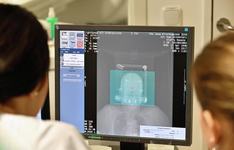 Kontrolle der Tiefen Hirnstimulation bei einem Patienten mit Morbus Parkinson. 