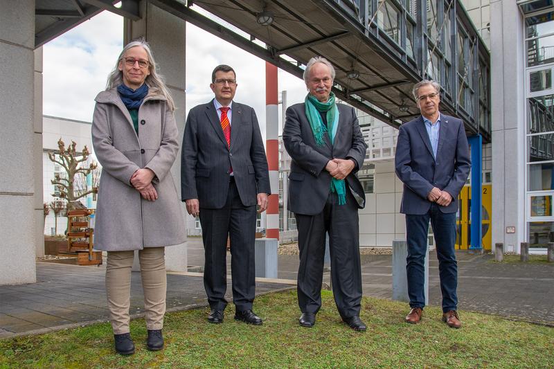 An der TH Bingen von links: Prof. Dr. Antje Krause (Technische Hochschule Bingen), Prof. Dr. Stefan Wehner (Universität Koblenz-Landau), Prof. Dr. Kristian Bosselmann-Cyran, (Hochschule Koblenz) und Prof. Dr. Hans Reiner Schultz (Hochschule Geisenheim)