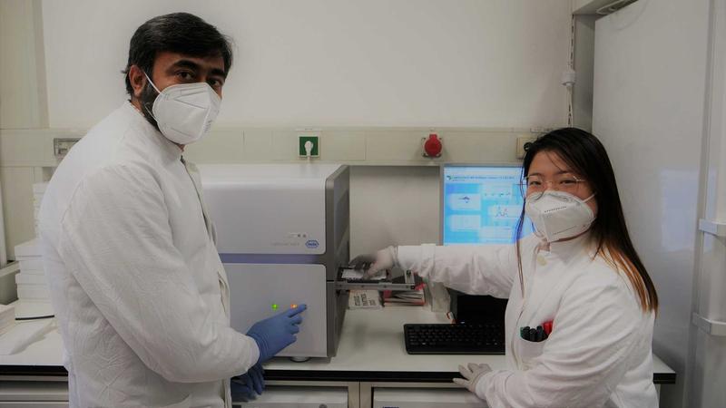 Die beiden Coautoren Fangfang Chen (r.) und Fakhar Waqas setzen das Projekt fort. 