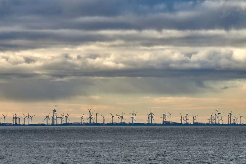 Windräder an der deutschen Nordseeküste.