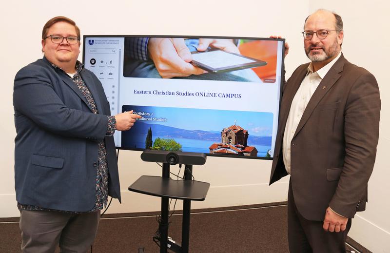 Prof. Dr. Thomas Kremer (rechts) und sein wissenschaftlicher Mitarbeiter Joachim Braun leiten die Arbeiten für den „Eastern Christian Studies Online Campus“, der fachübergreifend internationale Expertise bündeln und zugänglich machen wird.