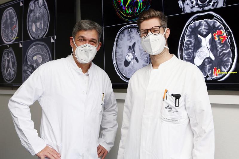 Prof. Dr. Christian Stroszczynski (re.) und PD Dr. Andreas Schicho freuen sich über die Weiterentwicklung der Künstlichen Intelligenz in der Radiologie. Das Institut für Röntgendiagnostik des UKR erhält 284.000 Euro durch die VW-Stiftung.