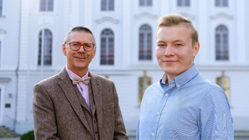 Prof. Dr. Ralf Schneider (l.) und Hennis Herbst (r.)
