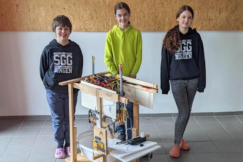 Ragnar, David und Elin konstruierten eine Recyclingmaschine für Corona-Schnelltest-Anleitungen aus Papier. Beim Siegerprojekt in der Kategorie „Schüler experimentieren – Technik“ kamen ein Lego-System und ein selbst programmierter Computer zum Einsatz.