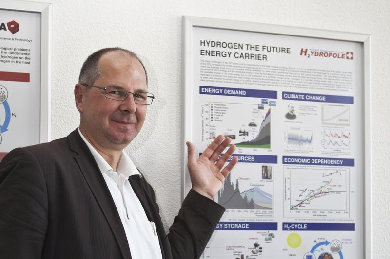 Andreas Züttel, Leiter des gemeinsamen Energieforschungszentrums der Empa und der EPFL in Sion.