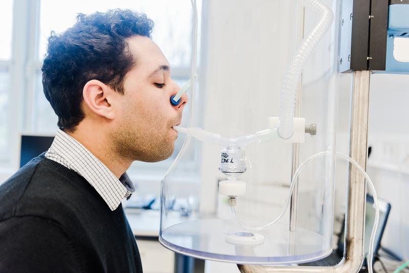 Für die Wissenschaft: Ein Proband bei einer Inhalationsstudie.