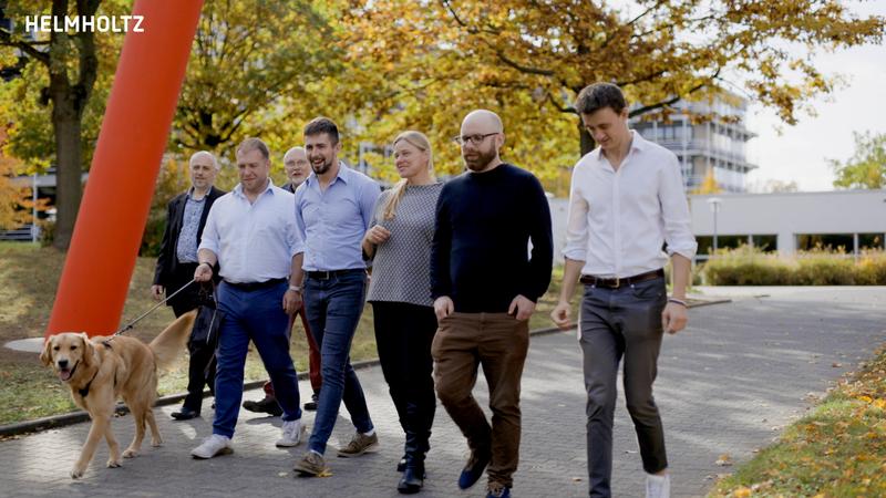 Das Team setzt sich zusammen aus Expert*innen aus Deutschland, England, Italien, und den USA, beteiligt sind GSI, HIM, die Technische Universität Darmstadt, die Technische Universität Kaiserslautern, die Universität Southampton und die Universität Turin.