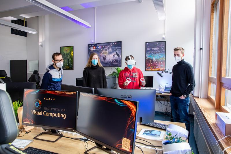 Studierende im neuen Game Studio der Hochschule Bonn-Rhein-Sieg.