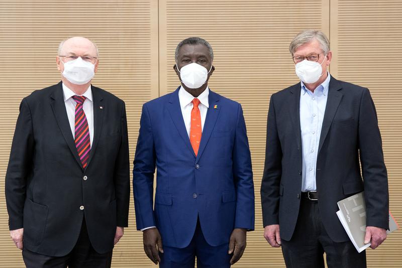 Die Professoren Manns, Frimpong-Boateng und Haverich (von links).