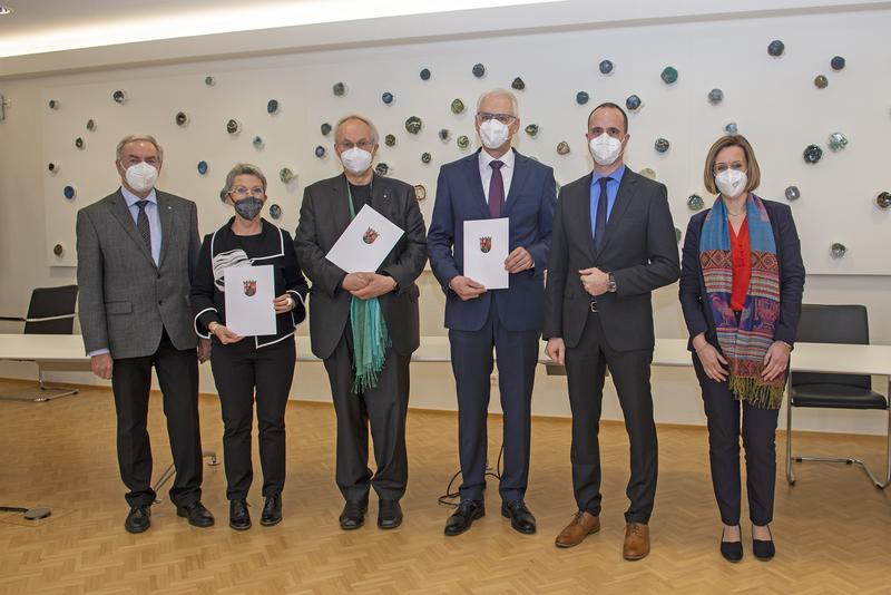 Foto von links: Prof. Dr. Holz, Prof. Dr. Daniela Braun, Prof. Dr. Kristian Bosselmann-Cyran, Prof. Dr. Karl Stoffel, Clemens Hoch und Dr. Fabienne Köller-Marek