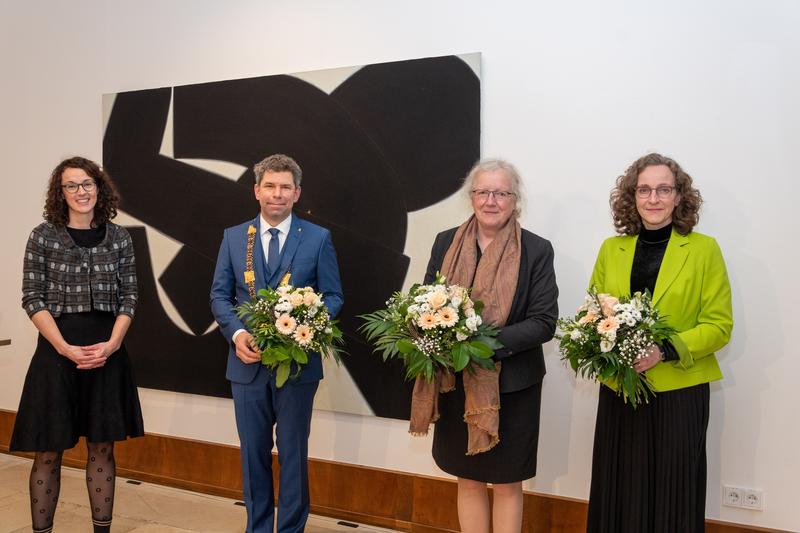 Wissenschaftsministerin Angela Dorn (von links), der neue Präsident Thomas Nauss, die scheidende Präsidentin Katharina Krause und die neue hauptberufliche Vizepräsidentin für Universitätskultur und Qualitätsentwicklung, Evelyn Korn.