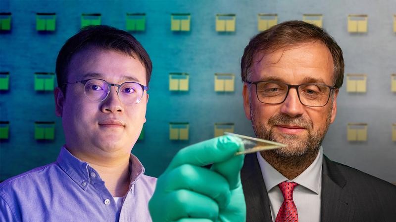 Dr. Minshen Zhu (l.) und Prof. Dr. Oliver G. Schmidt. Prof. Schmidt hält eine flexible Mikroelektronik in der Hand, die mit einer Vielzahl solcher winzigen Batterien bestückt werden kann. 