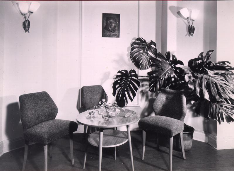 Sitzgruppe in der Psychotherapieabteilung der Universität Leipzig in den 1960er Jahren.