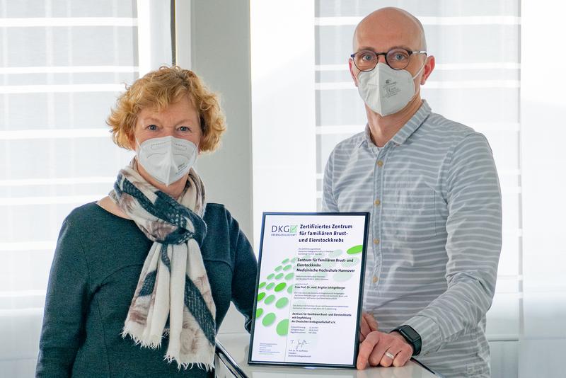  Zentrumsleiterin Professorin Dr. Brigitte Schlegelberger (links) mit Dr. Tim Ripperger, PhD, Oberarzt und Teamleitung Angewandte Genetik im Institut für Humangenetik.